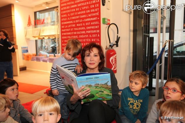 Marlène Jobert le 26 novembre 2011 dans la librairie Carré d'encre 