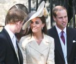 Le prince Harry, le prince William et son épouse Catherine le 30 juillet 2011 à Édimbourg