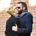 Tilda Swinton et son amoureux : incapables de résister à ce fougueux baiser