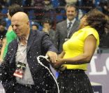 Serena et Venus Williams : Bouteille de champagne explosée et un court baptisé !