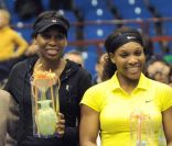 Serena et Venus Williams ont reçu un petit trophée pour leur participation au Bog Challegne le 4 décembre 2011 à Milan