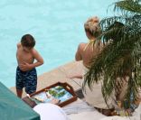Britney Spears se rend à la piscine privée du Four Seasons de Buenos Aires avec ses deux enfants, Sean Preston et Jayden James, le samedi 19 novembre.
