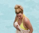 Britney Spears se rend à la piscine privée du Four Seasons de Buenos Aires avec ses deux enfants, Sean Preston et Jayden James, le samedi 19 novembre.