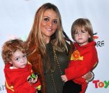 Brooke Mueller et ses jumeaux bob et Max, à Los Angeles, le 29 octobre 2011. 