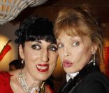 Arielle Dombasle et Rossy de Palma à Paris, le 21 novembre 2011.<br />