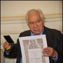 Michel Galabru, entouré de sa tribu, reçoit un beau cadeau dans un éclat de rire