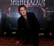 Raphaël Mezrahi lors de la première de la comédie musicale Shéhérazade aux Folies Bergères à Paris le 6 décembre 2011