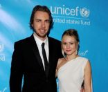 Dax Shepard et Kristen Bell lors du bal de l'Unicef du 8 décembre 2011 à Beverly Hills