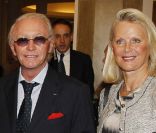Jacques Revaux et sa femme au concert de Sylvie Vartan pour ses 50 ans de carrière, à la salle Pleyel, à Paris, le 23 novembre 2011.