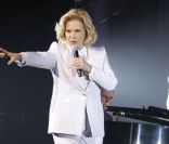 Sylvie Vartan en concert pour ses 50 ans de carrière, à la salle Pleyel, à Paris, le 23 novembre 2011. Les adieux, ce n\'est pas pour tout de suite.<br />
