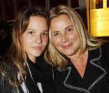 Sophie Favier et sa fille Carla au concert de Sylvie Vartan pour ses 50 ans de carrière, à la salle Pleyel, à Paris, le 23 novembre 2011.