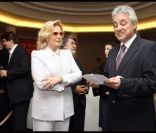 Sylvie Vartan est honorée par Marin Raykov, ambassadeur de Bulgarie en France, pour ses 50 ans de carrière, à la salle Pleyel, à Paris, le 23 novembre 2011.