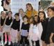Hilary Duff, enceinte, pose avec de jeunes fans lors du gala de charité Danskin Goodwill à Beverly Hills le 10 décembre 2011