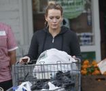 Hilary Duff, enceinte, fait ses courses toute seule à Beverly Hills le 11 décembre 2011