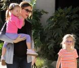 Jennifer Garner, Ben Affleck et leurs deux adorables filles Violet et Seraphina, le 10 décembre 2011 à Los Angeles