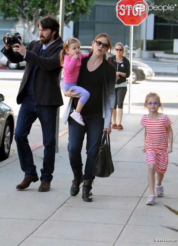 Toute la famille : Jennifer Garner, Ben Affleck et leurs deux adorables filles Violet et Seraphina, le 10 décembre 2011 à Los Angeles