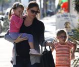 Jennifer Garner et ses deux adorables filles Violet et Seraphina, le 10 décembre 2011 à Los Angeles