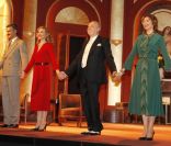 François Vincentelli, François Berléand, Florence Pernel et Pascale Arbillot saluent le public lors de la générale de la pièce Quadrille, au Théâtre Édouard VII, à Paris, le 12 décembre 2011<br />