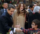 Carla et Nicolas Sarkozy ont donné le sourire à des centaines d\'enfants pour le Noël de l\'Elysée ce mercredi 14 décembre 2011