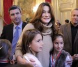 Carla Bruni Sarkozy a joué la mère Noël pour le Noël de l\'Elysée ce mercredi 14 décembre 2011