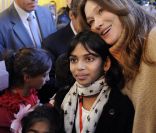 Carla Bruni Sarkozy a pris la pose avec les enfants lors du Noël de l\'Elysée ce mercredi 14 décembre 2011