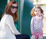 Alyson Hannigan et sa fille Satyana, deux ans, le 25 novembre 2011 à Los Angeles.