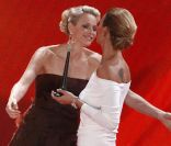Charlene Wittstock, à Berlin, reçoit un Golden Heart pour son engagement en faveur de l'enfance défavorisée. Son amie Franziska van Almsick lui remet son prix. 17 décembre 2011