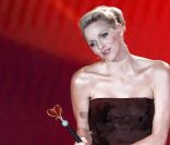 Charlene Wittstock, à Berlin, reçoit un Golden Heart pour son engagement en faveur de l'enfance défavorisée. Elle est très émue sur scène. 17 décembre 2011