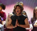 Tina Turner chante lors d'un gala organisé en faveur de l'enfance défavorisée. Berlin, le 17 décembre 2011