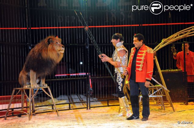 Smaïn et un lion au cirque Pinder lors de la soirée 