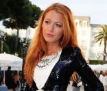 Habillée en Chanel, la superbe Blake Lively brille de mille feux grâce à ce blazer haute couture porté sur une jupe drapée et courte. Antibes, le 9 mai 2011.<br />