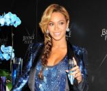 La magnifique <em>Queen B</em> lance son parfum Pulse à New York dans un blazer et une robe scintillantes signés Roberto Cavalli.<br />