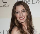 Anne Hathaway brille de mille feux en Alexander McQueen, une pochette Christian Louboutin à la main. New York, le 8 août 2011.