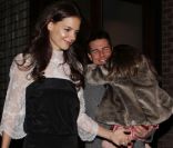 Katie Holmes, Suri et Tom Cruise sortent du restaurant où ils ont célébré le 33e anniversaire de Katie. Le 18 décembre à New York<br />
