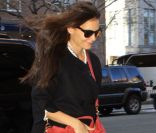 Katie Holmes et Tom Cruise sortent du restaurant où ils ont célébré le 33e anniversaire de Katie. Le 18 décembre à New York<br />