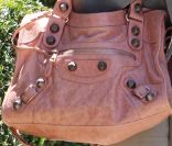 Le sac Balenciaga rose de Hilary Duff. Los Angeles, le 25 août 2011. 