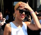 Beyoncé Knowles et son sac imprimé python Jimmy Choo lors de son passage à Paris, le 28 avril 2011. 