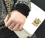 Le sac Boy de Chanel sur le podium prêt-à-porter automne 2011 du Grand Palais. 