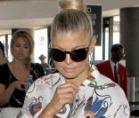 Toujours très lookée même pour plusieurs heures de vol, Fergie a reconnu l'utilité du Boston de Céline, solide et spacieux. Los Angeles, le 25 août 2011. 
