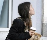 Rachel Bilson est inséparable de son nouveau Boy de Chanel. New York, le 5 octobre 2011. 