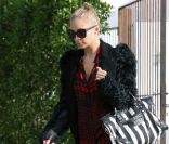La créatrice Nicole Richie arbore un modèle inédit du sac Giant City de Balenciaga, en rayé noir et blanc. Los Angeles, le 14 novembre 2011. 