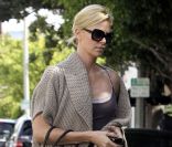 L'actrice Charlize Theron et son sac Givenchy, porté en accessoire avec des chaussures en daim Loft. Los Angeles, le 7 mars 2011. 