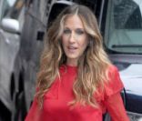 Sarah Jessica Parker en Prabal Gurung et chaussée par Manolo Blahnik pour se rendre chez David Letterman. New York, le 7 septembre 2011.<br />