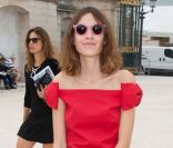 La superbe Alexa Chung dans le Jardin des Tuileries, se rend au défilé Valentino lors de la dernière fashion week parisienne. Le 4 octobre 2011. 