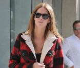 Nicky Hilton, en veste à carreaux Torn by Ronny Kobo et sac Céline à Los Angeles, le 21 octobre 2011. 