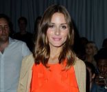 La fashionista Olivia Palermo rayonne pour la fashion week avec son top orange Freda, un slim rouge bordeaux et des chaussures ouvertes aux orteils Elizabeth And James. Londres, le 15 septembre 2011. 