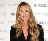 La superbe Elle Macpherson, habillée en Rachel Zoe à Londres, le 15 novembre 2011.<br />