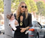 La styliste Rachel Zoe est une fan du look des seventies, portant régulièrement des jeans bootcut très évasés en bas. Beverly Hills, le 16 novembre 2011. 