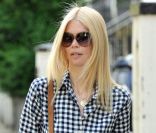 Claudia Schiffer, forte de sa ressemblance avec Brigitte Bardot, redonne vie aux pantalons évasés. Londres, le 4 mai 2011. 