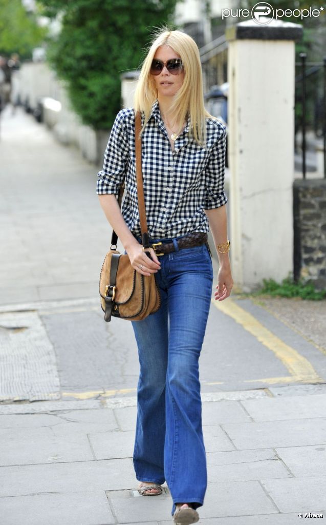 Claudia Schiffer, forte de sa ressemblance avec Brigitte Bardot, redonne vie aux pantalons évasés. Londres, le 4 mai 2011. 